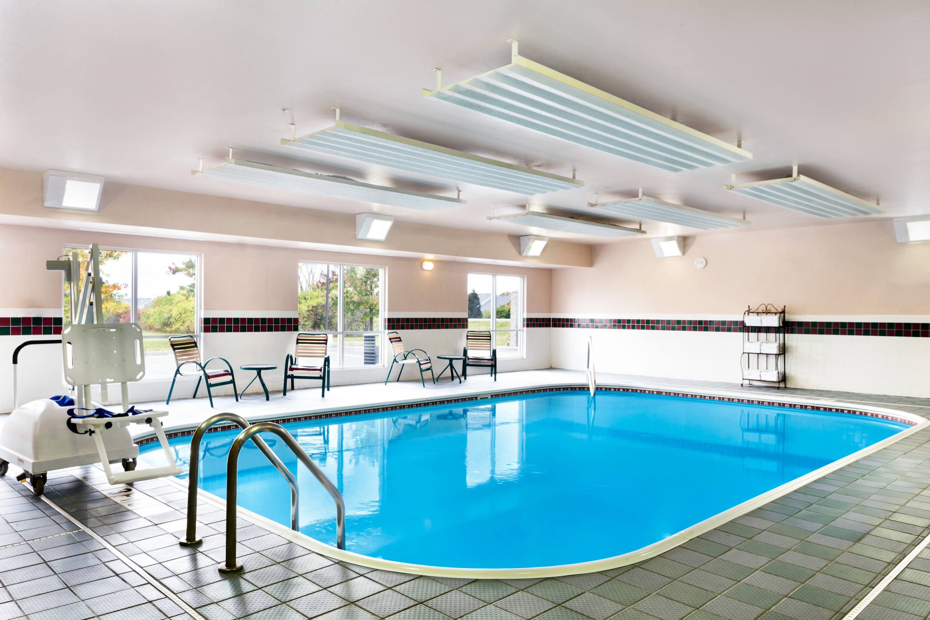Country Inn & Suites Marion indoor heated pool